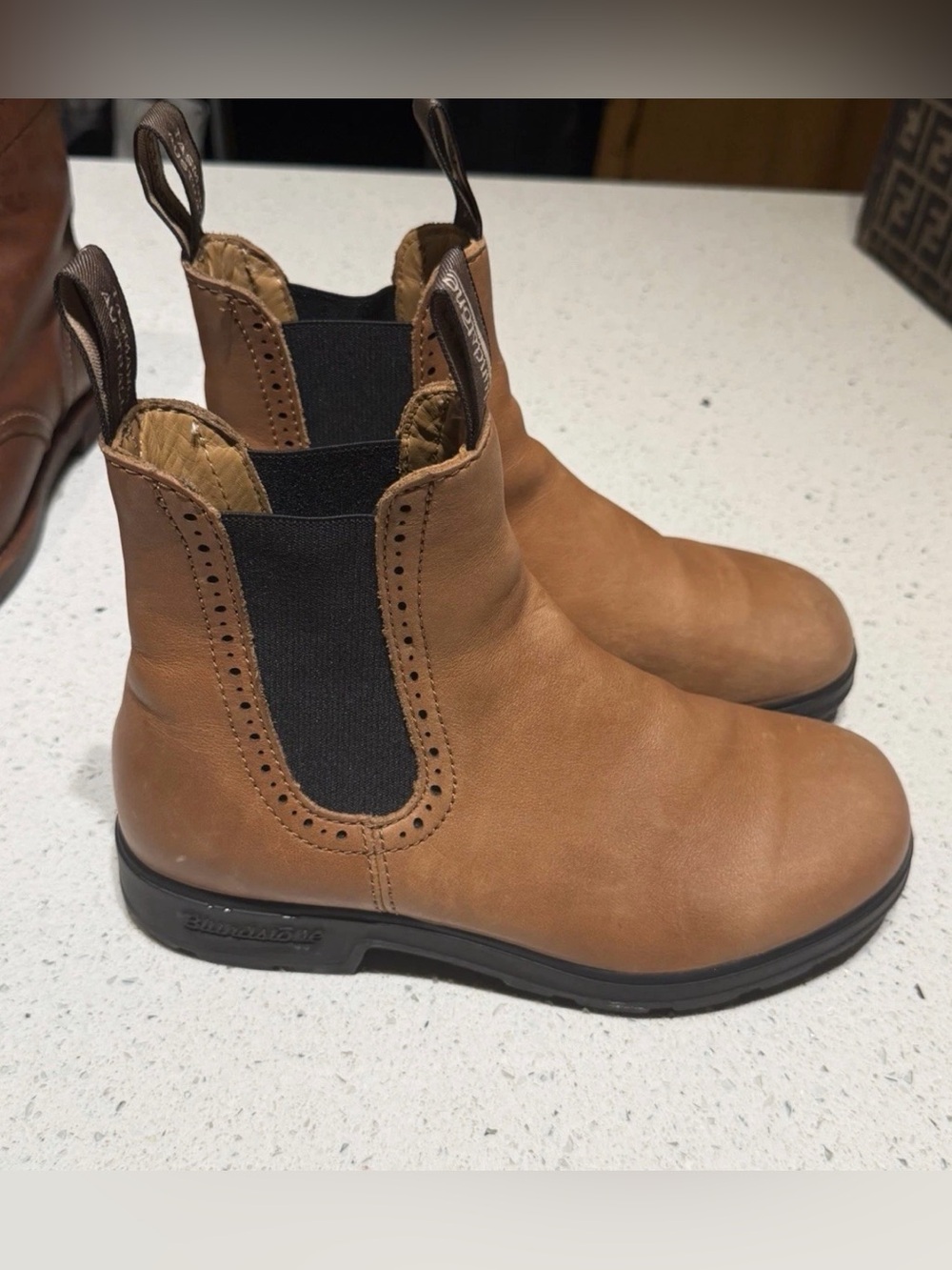 Blundstone Chelsea Boot in Brown with Black Elastic